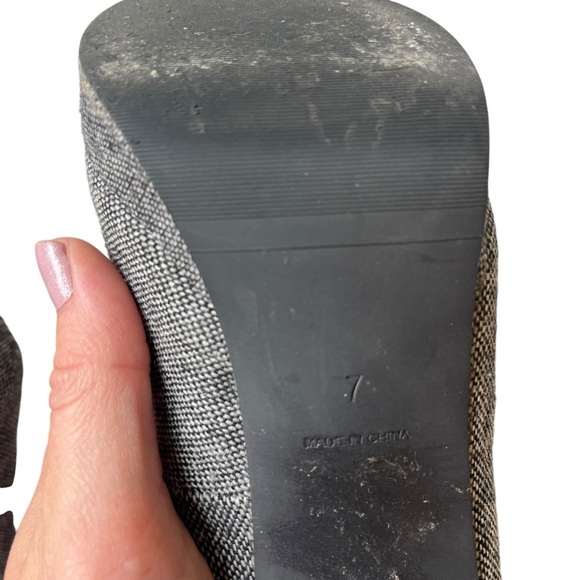 Le Chateau tweed platform heels gray black bouclé flower accent high heel 4” - Picture 7 of 12